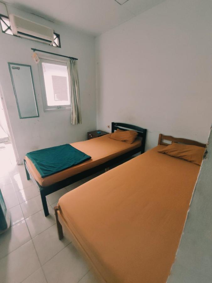 Oyo 90865 Hotel Kusuma Purwakarta Караванг Экстерьер фото