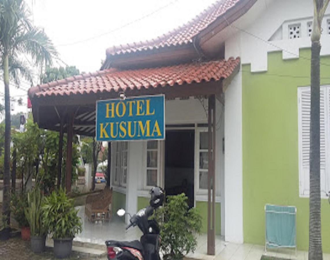 Oyo 90865 Hotel Kusuma Purwakarta Караванг Экстерьер фото