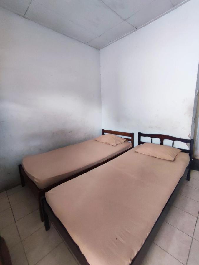 Oyo 90865 Hotel Kusuma Purwakarta Караванг Экстерьер фото
