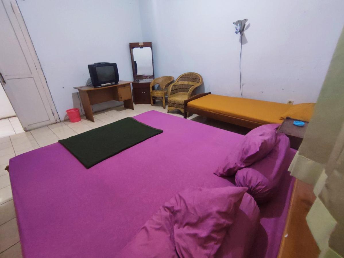 Oyo 90865 Hotel Kusuma Purwakarta Караванг Экстерьер фото